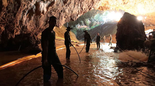Potápač, ktorý pomohol pri záchrane v thajskej jaskyni, zažaloval Elona Muska