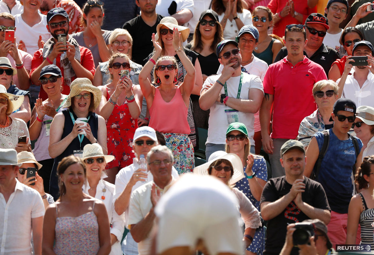 Ženská časť publika tlieska počas chvíle, keď...