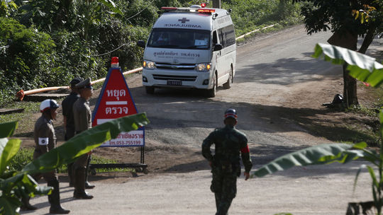 Von z jaskyne je už ôsmy chlapec, záchranná akcia v Thajsku pokračuje