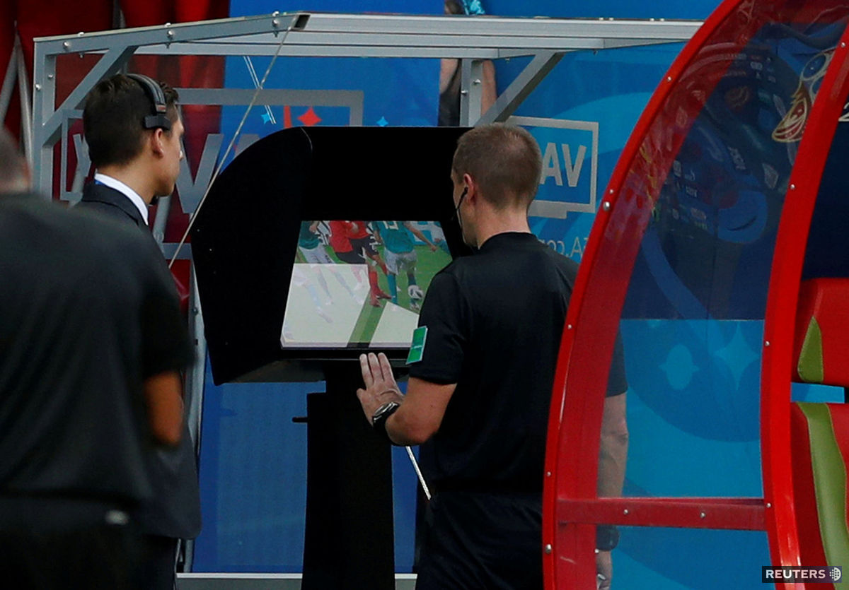 Arbiter Mark Geiger využíva technológiu VAR...