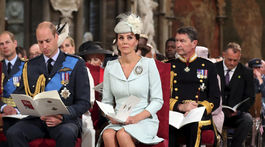 Kate, vovjodkyňa z Cambridge po boku svojho manžela -  v kreácii Alexander McQueen. 