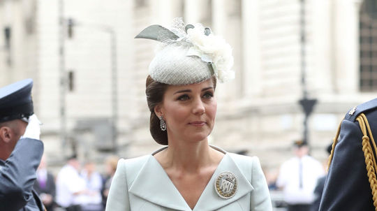 Vojvodkyňa Kate z Cambridge v kreácii Alexander...