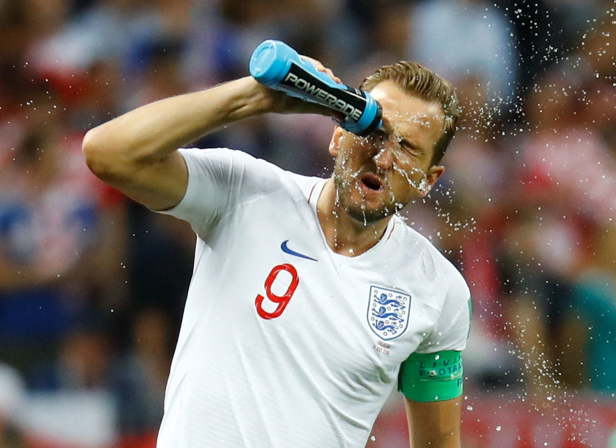 Kapitán Anglicka Harry Kane sa ovlažuje.