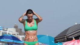 Najznámejšia potetovaná lesbička na pláži: Fíha, v bikinách má famózne krivky!