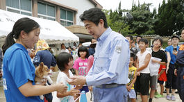 Abe navštívil oblasť postihnutú záplavami, počet obetí stúpol na 176