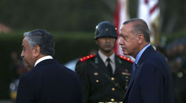 Erdogan v Nikózii: Nedovolím, aby sa cyperskí Turci stali obeťami neúspešných pokusov o mier