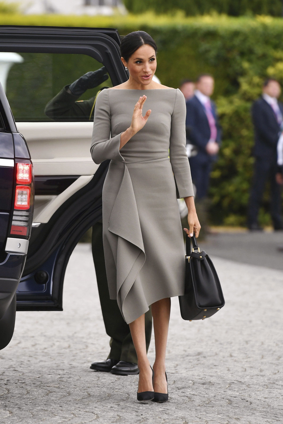 Vojvodkyňa Meghan v šatách z dielne dizajnéra...