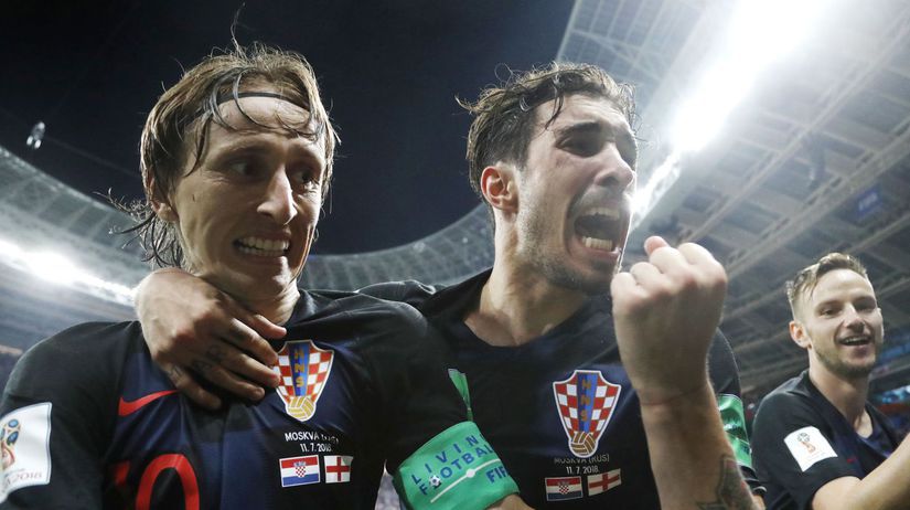 Luka Modrič a Šime Vrsaljko oslavujú gól Maria...