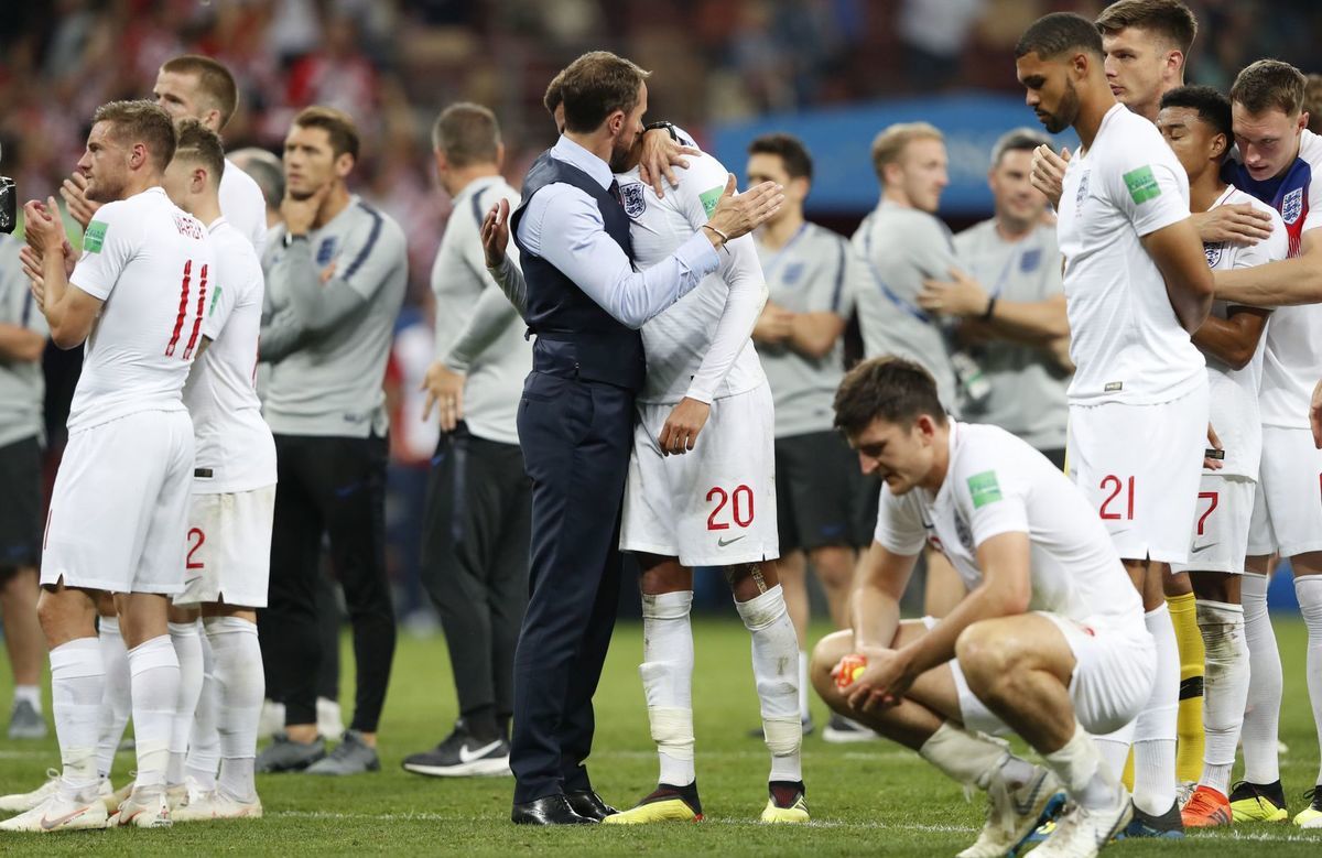Anglický tréner Gareth Southgate so svojimi...