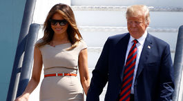 Americký prezident Donald Trump a jeho manželka Melania Trump (oblečená v šatách Roland Mouret). 