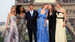 Herec Tom Cruise so svojimi hereckými kolegyňami: Zľava - Alix Benezech, Angela Bassett, Michelle Monaghan, Rebecca Ferguson a Vanessa Kirby.
