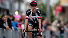 Dumoulin dostal 20-sekundovú penalizáciu, pomáhal si jazdou za autom