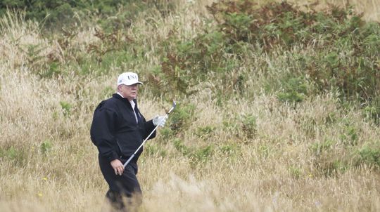 Proti Trumpovi protestujú v Škótsku tisíce ľudí, prezident zatiaľ hrá golf