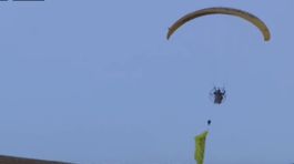 Zatkli muža, ktorý protestoval proti Trumpovi na motorizovanom padáku