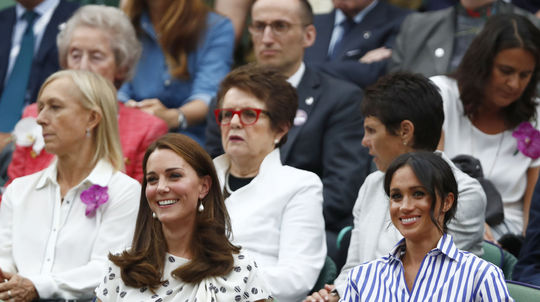 Vojvodkyňa Kate z Cambridge (vľavo) a jej...