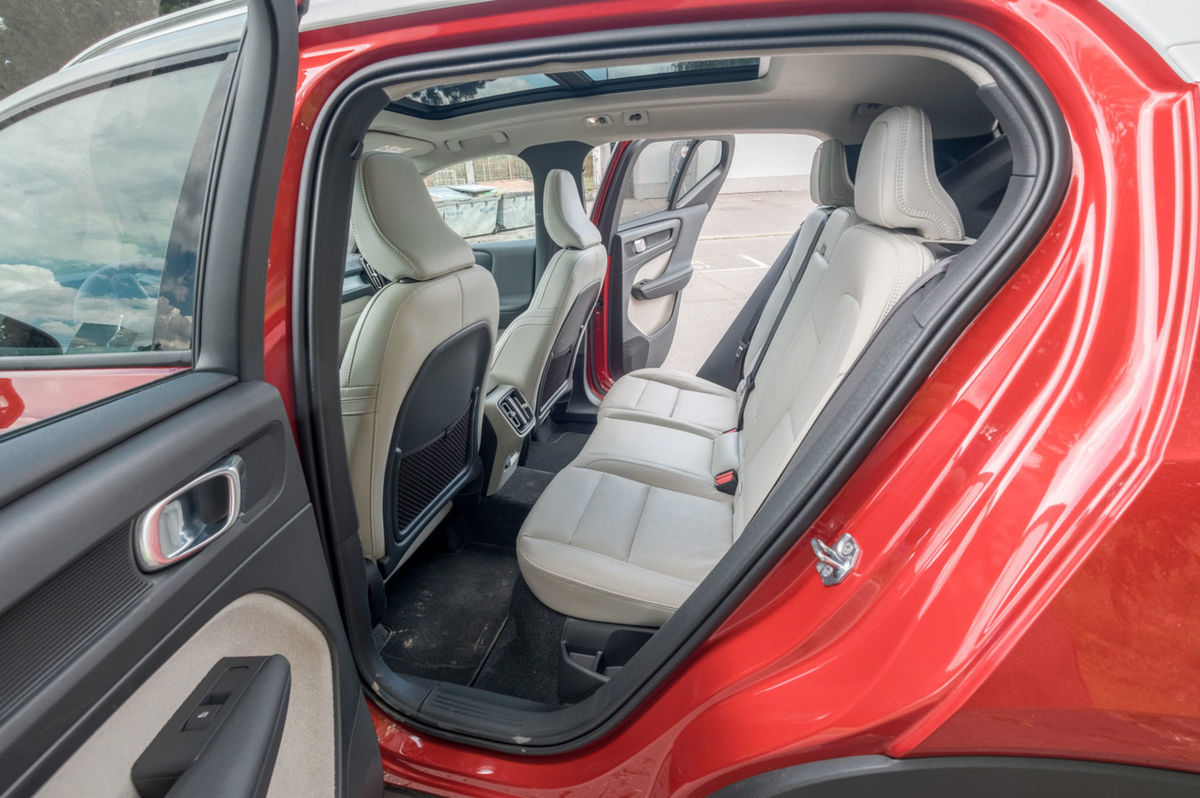 Dozadu sa bez problémov zmestia muži s...