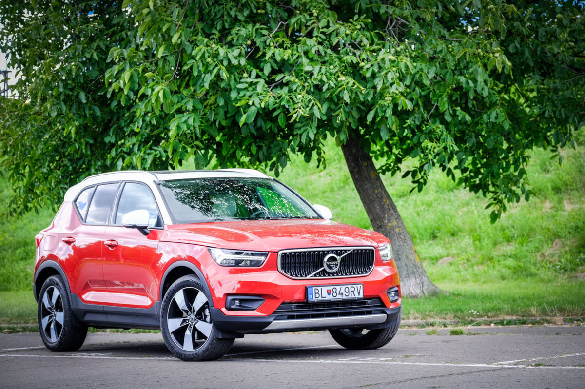 Volvo XC40 vôbec nepôsobí subtílne.