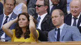 Britský princ William a jeho manželka Kate, vojvodkyňa z Cambridge sledujú zápas mužského finále Novaka Djokoviča a Kevina Andersona. 