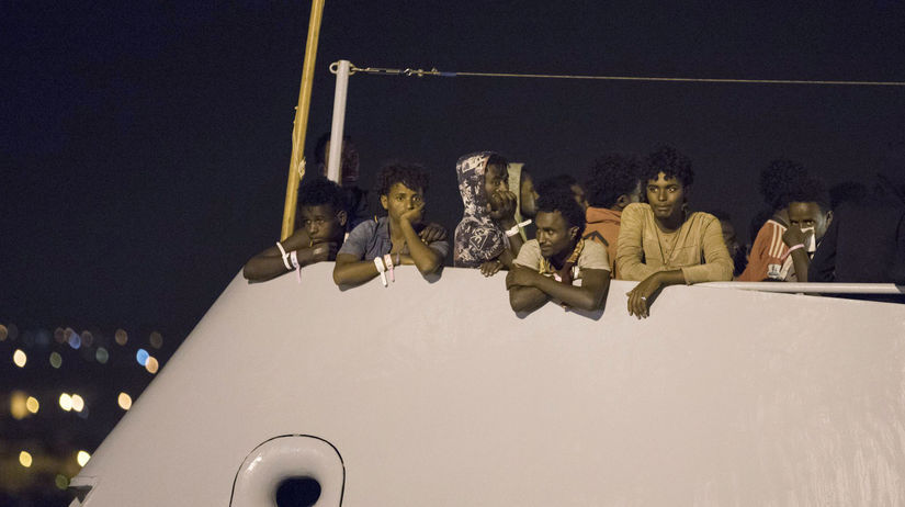 Migranti vyčkávali v sicílskom prístave...