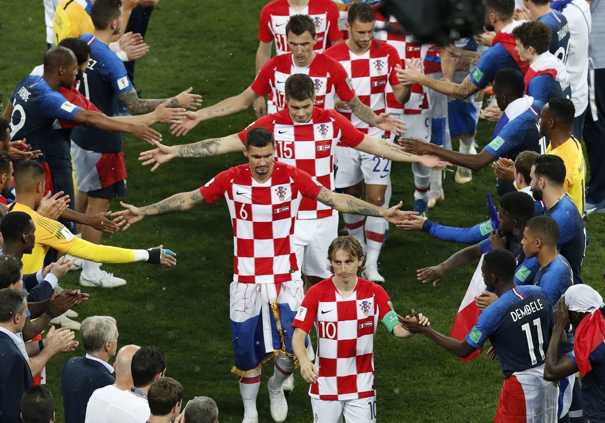 Chorvátsky kapitán Luka Modrič (v popredí) so...