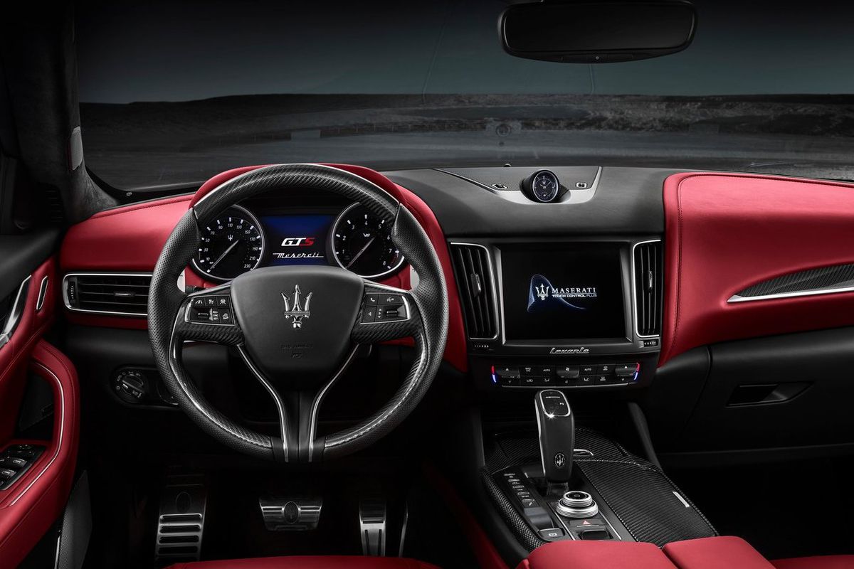 Interiér je zušľachtený už v sérii kožou Full...