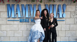 Herečka a speváčka Cher (v strede), ktorá si zahrala starú mamu, pózuje s herečkami Lilly Jamesovou (vľavo) a Amandou Seyfriedovou. 