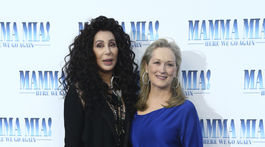 Herečky Cher (vľavo) a Meryl Streep pózujú na premiére filmu Mamma Mia! Here We Go Again.