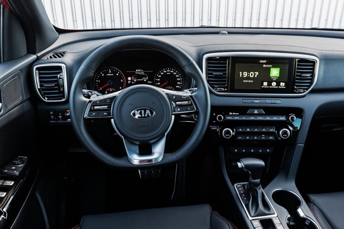 Interiér dostal volant z nového Ceedu a...