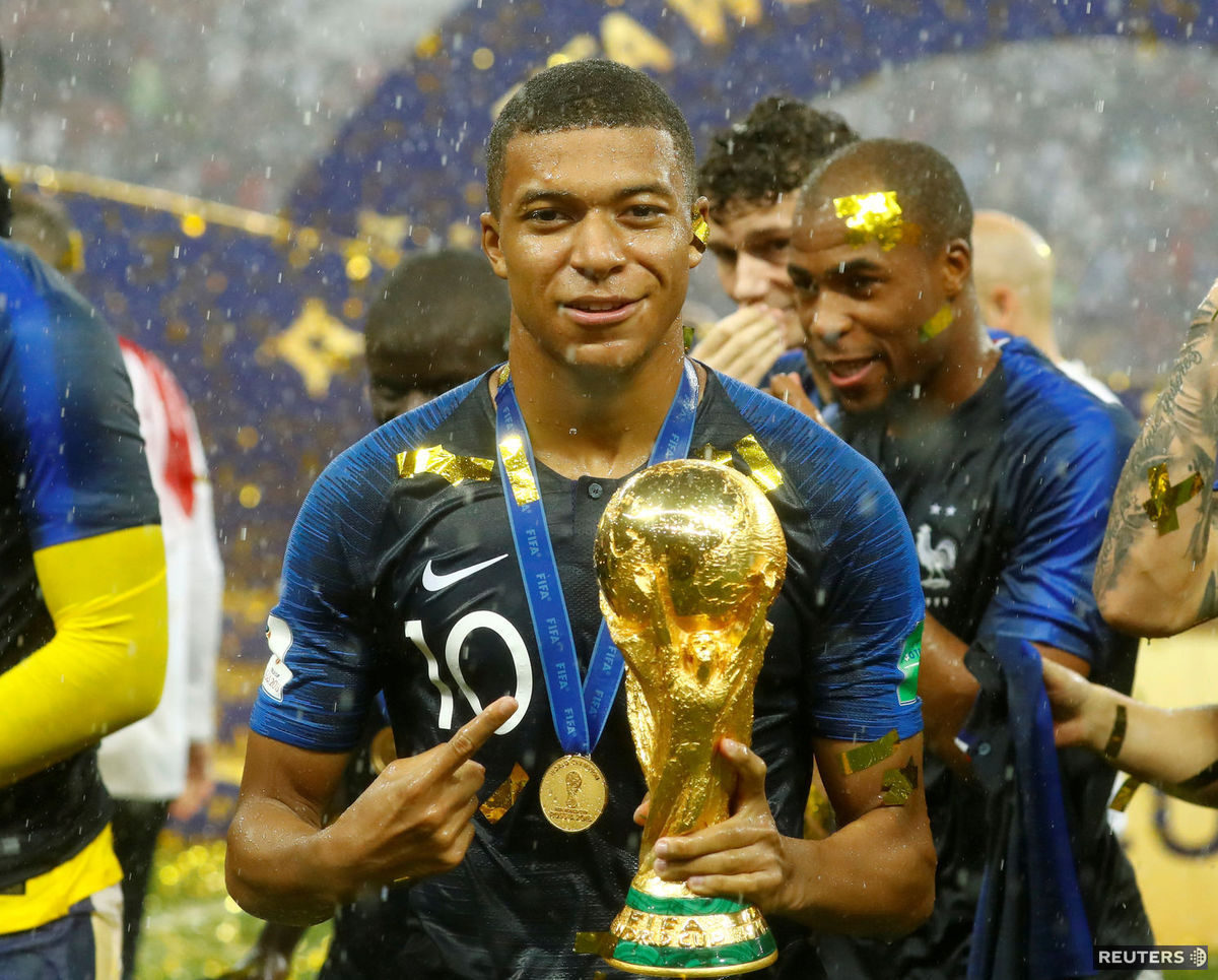 Kylian Mbappé s trofejou pre majstrov sveta.