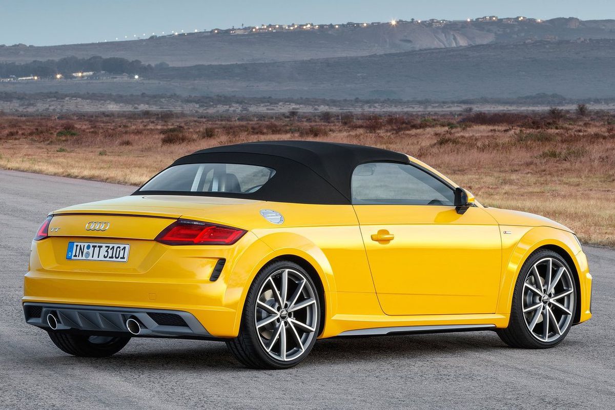 Otvorená verzia Roadsteru má plátennú strechu,...