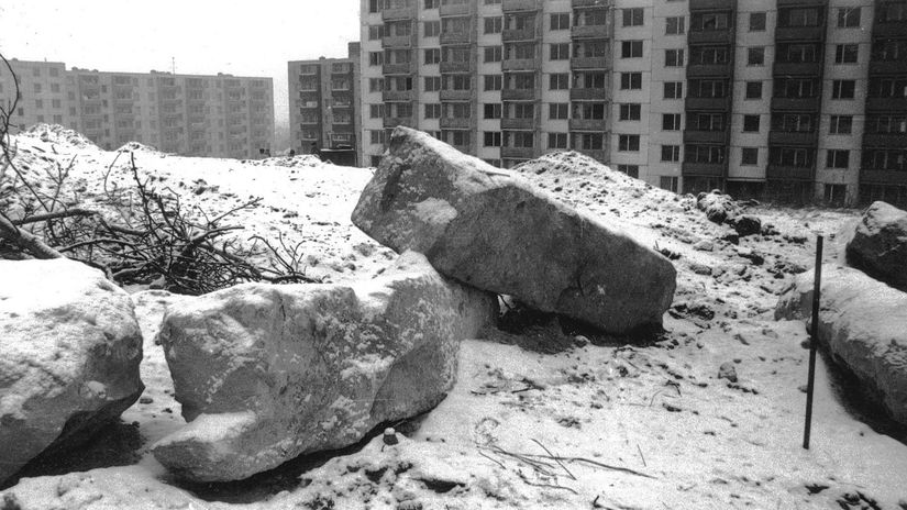 Výstavba sídliska a nález menhirov v roku 1988.