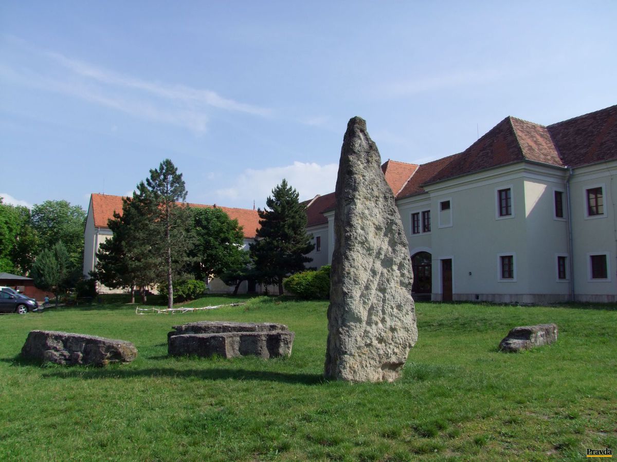 menhiry, Holíč