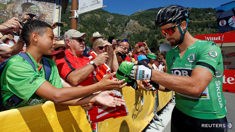 Peter Sagan rozdáva autogramy pred etapu.