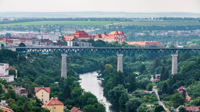 Pohľad na Železničný viadukt zo Znojemského hradu.
