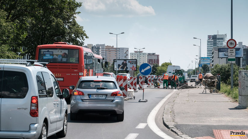 Dopravná kolóna na Bajkalskej ulici v Bratislave