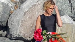 Dúhová Julia Roberts na pláži: Päťdesiatnička žiari, manžel jej asistuje