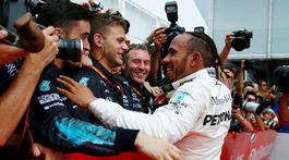 Vettel neustál dážď a vypadol. Hamilton slávi triumf zo 14. miesta