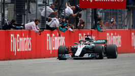 Hamilton bol zdesený viac ako obvykle. Mohol prísť o triumf, vyviazol s varovaním