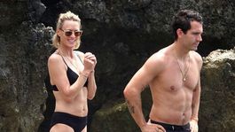 Láska Forresta Gumpa po päťdesiatke! V bikinách a s mladým milencom po boku