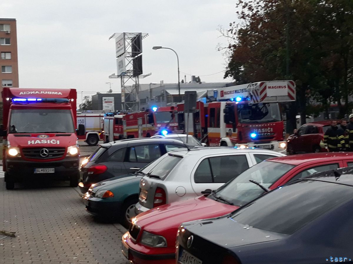 Na snímke zásah hasičov na Bebravskej ulici v...