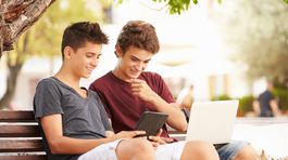 Nestraťte kontakt s deťmi vo virtuálnom svete! Pozor na to, čo robia pri počítači