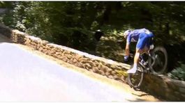 VIDEO: Letel štyri metre nadol. Gilbert po páde na Tour skončil