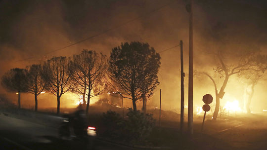Pre lesný požiar evakuovali na juhu Francúzska 2 500 dovolenkárov