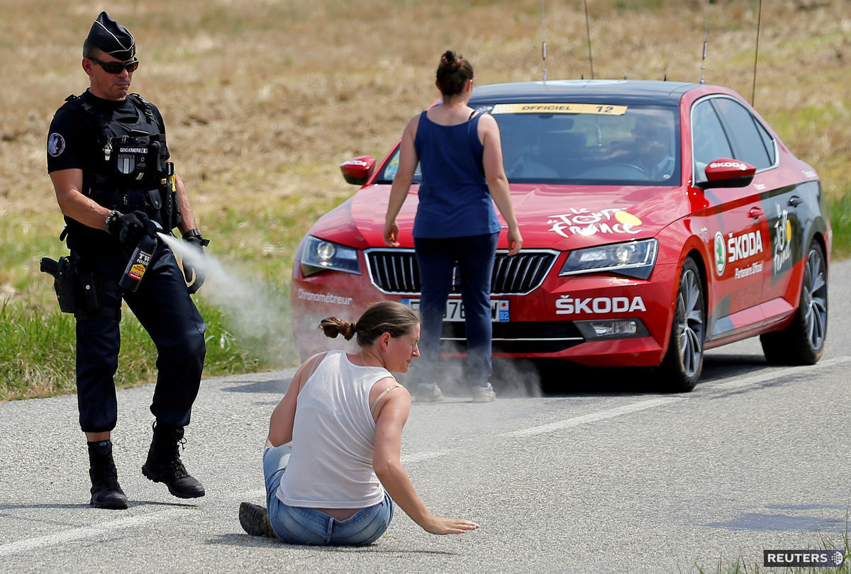 Polícia použila proti protestujúcim slzotvorný...