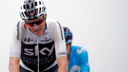 Čierny deň Frooma. Skončil na zemi, keď si ho policajt pomýlil s fanúšikom