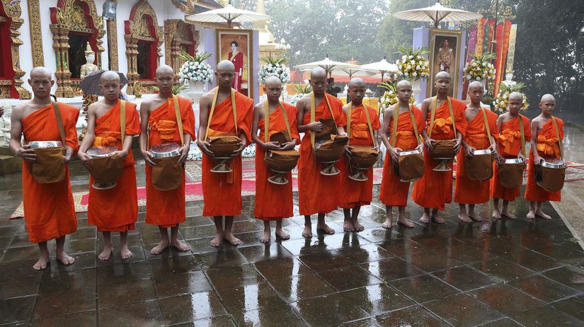 Thajsko futbalisti jaskyňa budhizmus obrad
