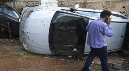Tri dni po ničivých požiaroch zasiahli okolie Atén náhle záplavy