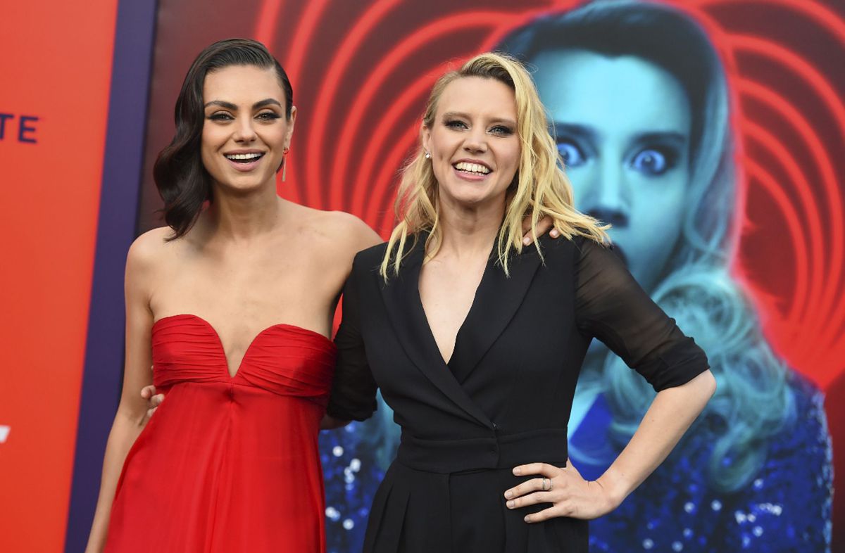 Mila Kunis (vľavo) a Kate McKinnon na premiére...