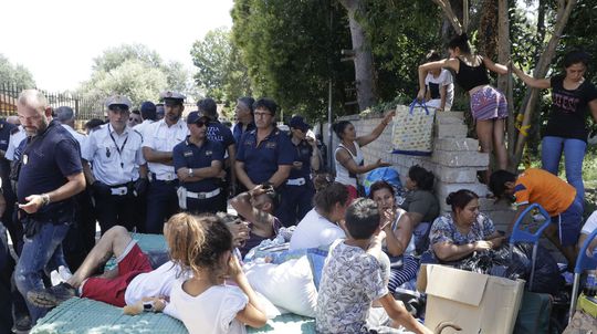 Polícia začala napriek rozhodnutiu ESĽP vypratávať tábor Rómov v Ríme