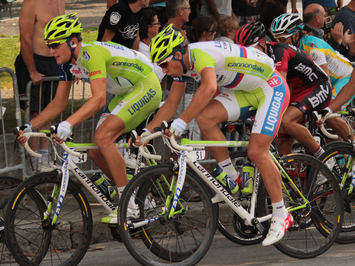 Ted King (vpredu) a Peter Sagan na pretekoch v...